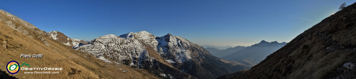 50 Salendo a Capanna 2000 sul Sentiero del Merlas  bella vista in Cimetto-Foppazzi-Grem.jpg